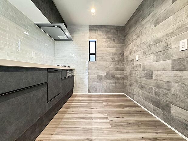 【キッチン】機能充実のシステムキッチンです。浄水器一体型水栓に3口グリルコンロ、食洗器と充実しておりママの家事をサポート致します。