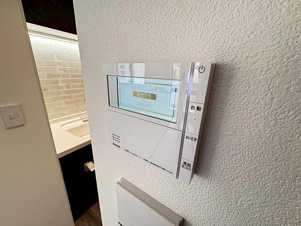 【オートバス】離れた場所からでも浴槽の操作が可能な追い焚き機能付きです。セミオート式になりますので操作も楽々。