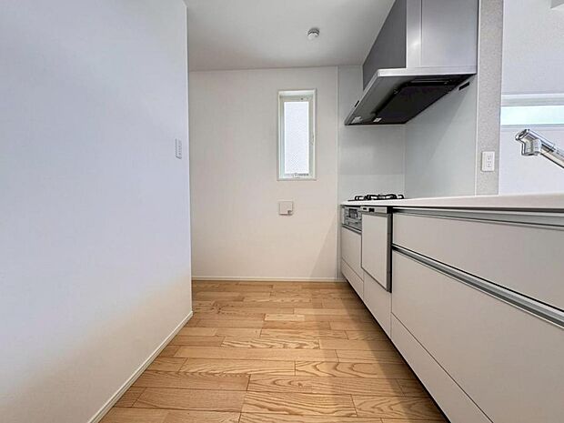 【キッチン】浄水器一体型水栓に3口グリルコンロ、食洗器と機能充実なシステムキッチンで、効率的な家事作業をサポート。キッチンワークが楽しくなります。