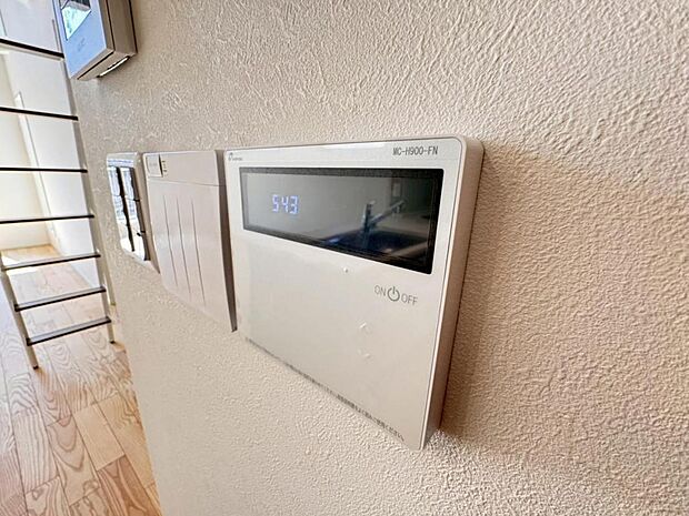 【オートバス】離れた場所からでも浴槽の操作が可能な追い焚き機能付きです。セミオート式になりますので操作も楽々。