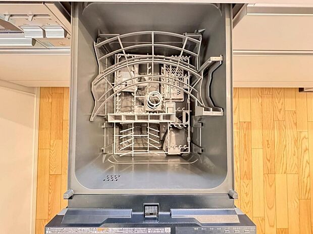 【食洗機】立ったままラクな姿勢で食器の出し入れができる食洗器を標準装備。キッチンにすっきり収まり使いやすいスライド型ビルトインタイプです。