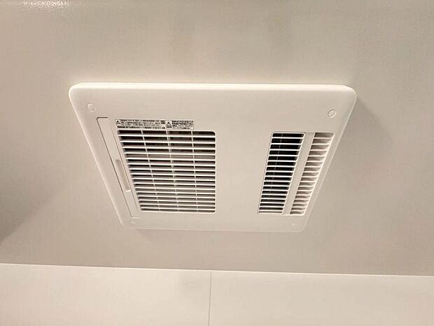 【浴室換気乾燥機】「浴室換気乾燥機」は梅雨の季節や春先の花粉の季節、最近ではPM2.5や黄砂の飛来対策としても外干しせずに室内で乾燥できるため、とても便利です。