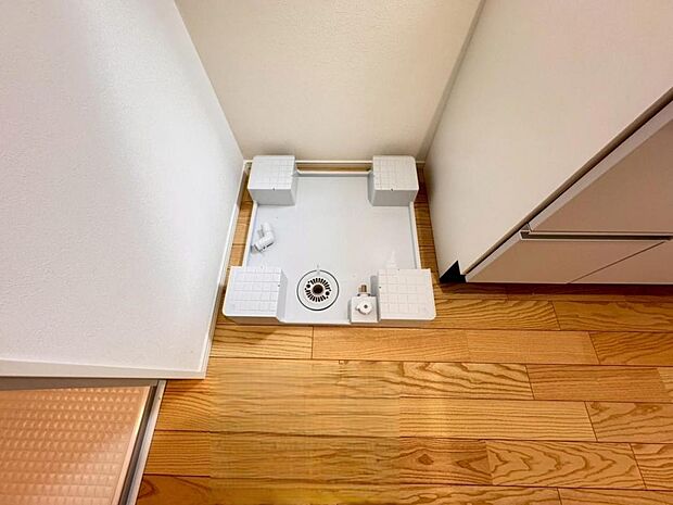 【ランドリースペース】縦型・ドラム式にも対応したランドリースペース。窓を設置し換気もスムーズに行えます。バルコニーと同フロアなのでお洗濯後そのまま洗濯物を干すことが出来る家事同線です。