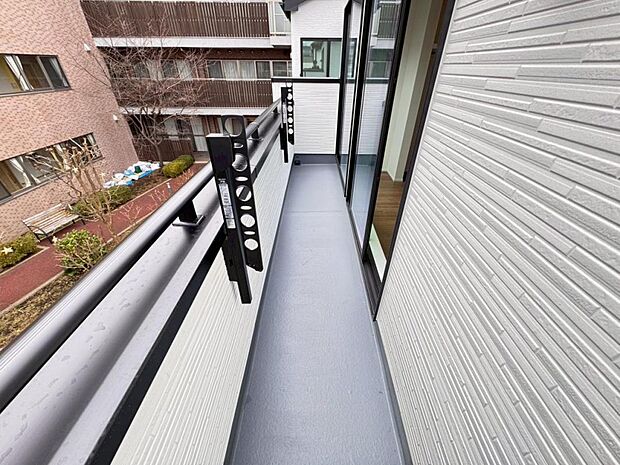 【バルコニー】陽当りの良いバルコニーはお洗濯物が効率よく乾きます。季節の光と風を感じられるとっておきの空間です。