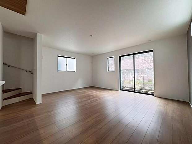 【ダイニング】開放感と採光に拘り、窓を多く設置したリビングルーム。1階でも明るく風通しの良い空間ができました。