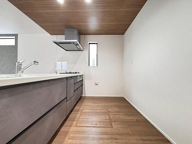 【キッチン】浄水器一体型水栓に3口グリルコンロ、食洗器と機能充実なシステムキッチンで、効率的な家事作業をサポート。キッチンワークが楽しくなります。