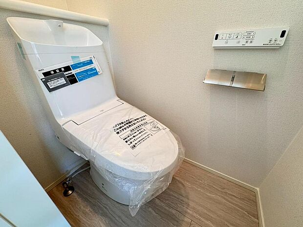 【トイレ】白を基調とし清潔感をデザインしたトイレ空間です。使い心地もしっかり追求した先進のトイレを搭載しております。