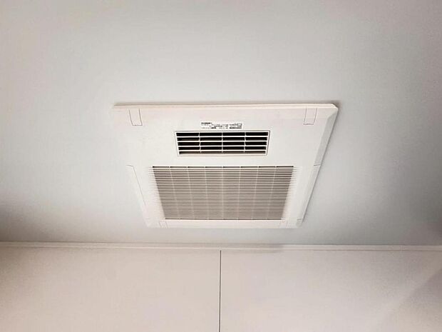 【浴室換気乾燥機】「浴室換気乾燥機」は梅雨の季節や春先の花粉の季節、最近ではPM2.5や黄砂の飛来対策としても外干しせずに室内で乾燥できるため、とても便利です。