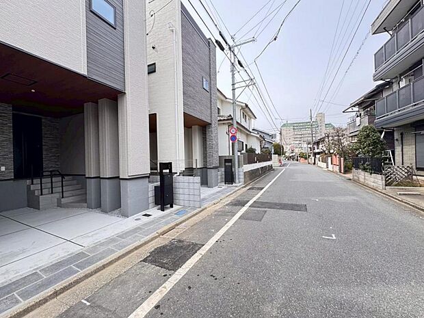 【前面道路】5.98ｍ道路に面した立地で陽当りに恵まれております。歩道もしっかり整備されておりますので、小さなお子様がいらっしゃるファミリー層にも安心です。