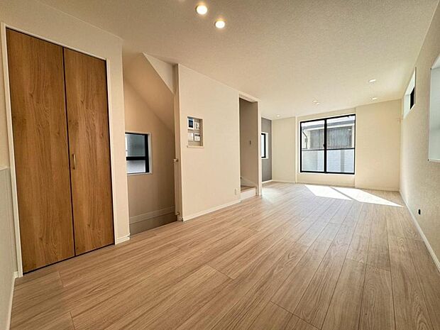 【リビング】リビングはご家族やお客様との時間など、多くの時を刻む空間。建築家が吟味を重ねたこだわりの設計です。