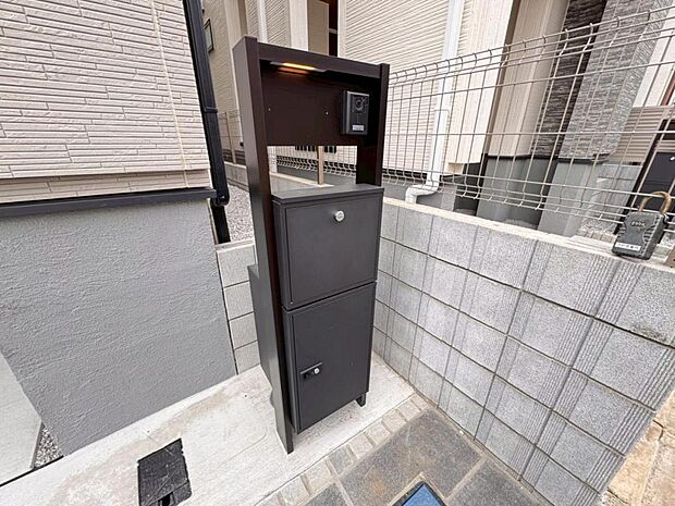 【宅配ボックス】不在時でも荷物が受け取れ、再配達依頼の手間が省ける宅配ボックスは、忙しい現代人のニーズに合った便利な設備です。