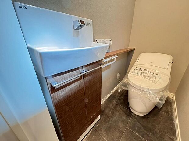 【トイレ】高機能タンクレスタイプのトイレを採用。見た目の美しさだけではなく、お手入れ・お掃除が簡単なのも重要なポイントです。