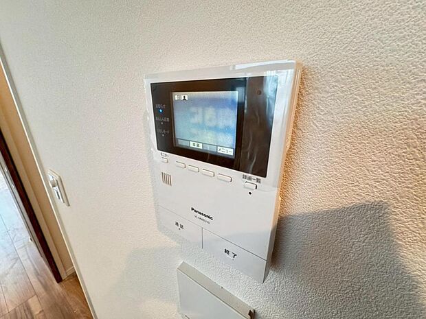 【モニター付きインターホン】ドアを開ける前に訪問者の顔を確認できます。不審者や無用なセールスだった場合に玄関を開ける必要がなく、防犯性を向上してくれます。