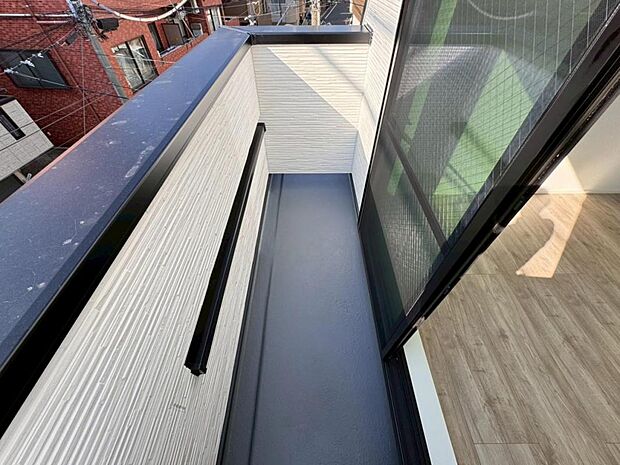 【バルコニー】陽当りの良いバルコニーはお洗濯物が効率よく乾きます。季節の光と風を感じられるとっておきの空間です。【施工例写真】