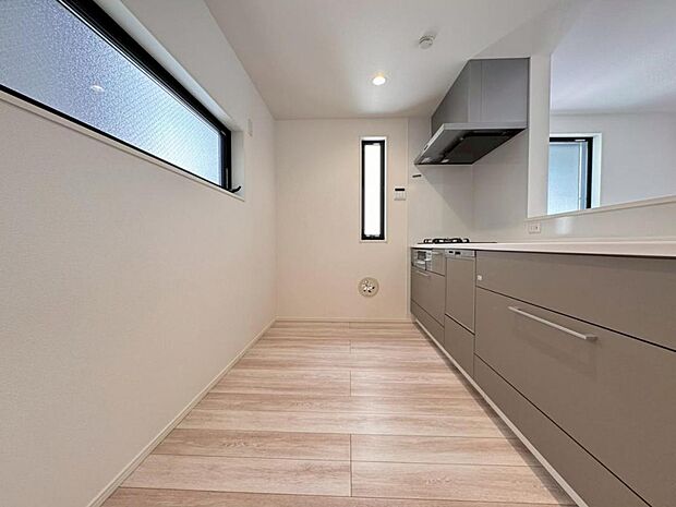 【キッチン】機能充実のシステムキッチンです。浄水器一体型水栓に3口グリルコンロ、食洗器と充実しておりママの家事をサポート致します。【施工例写真】