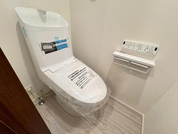 【トイレ】白を基調とし清潔感をデザインしたトイレ空間です。使い心地もしっかり追求した先進のトイレを搭載しております。【施工例写真】