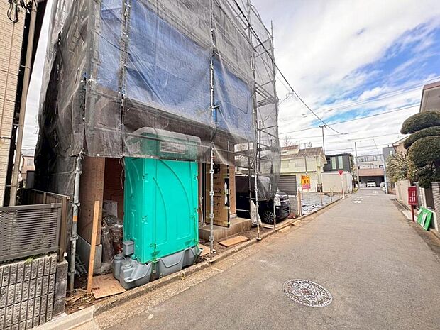 【前面道路】お車の出し入れも便利な前面道路です。歩道もしっかり整備されておりますので、小さなお子様がいらっしゃるファミリー層にも安心です。