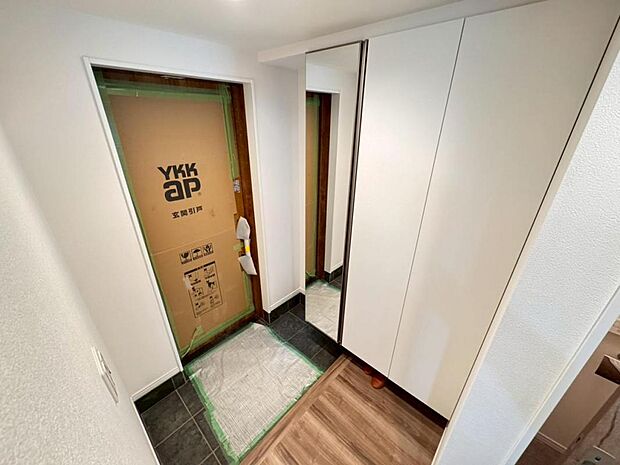 【玄関】清潔感のある明るい空間でお客様をお迎えできます。シューズクロークを設置し、スッキリした空間が保てます。【施工例写真】