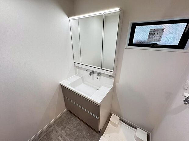 【洗面化粧台】実用性と機能美を兼ね備えた先進の洗面化粧台になります。耐水性や撥水性にも優れた仕様、3面鏡と一体となったキャビネットは収納力もUPします。【施工例写真】