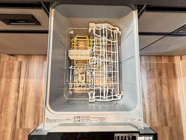 【食洗機】しつこい油汚れもサッと溶かして洗います。除菌も出来るので小さなお子様の食器洗いにも安心です。また、手洗いに比べて使用水量はごくわずか。時間と水道の節約になります。【施工例写真】