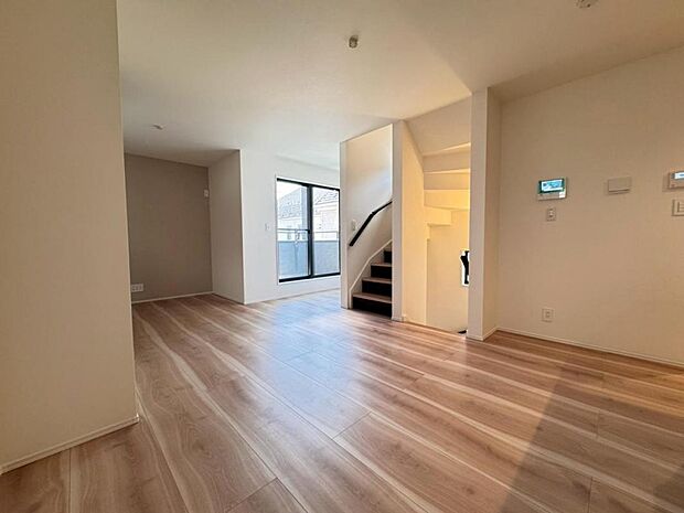 【リビング】リビングはご家族やお客様との時間など、多くの時を刻む空間。建築家が吟味を重ねたこだわりの設計です。