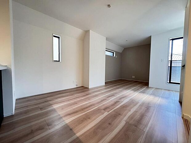 【ダイニング】リビングは16.9帖ございます。外からの視線が気になりにくい2階リビング。プライベートを守りながら、ご家族との楽しい時間をお過ごし頂けます。