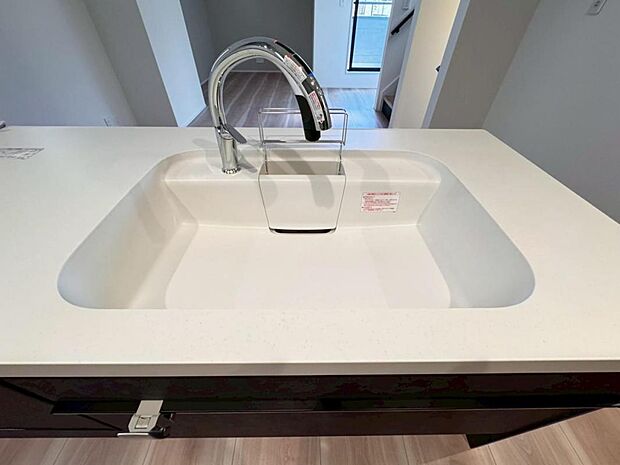 【浄水器一体型水栓】水栓の中に浄水カートリッジが組み込まれた「浄水器一体型水栓」です。ホースが伸びるのでシンクのお掃除も快適です。