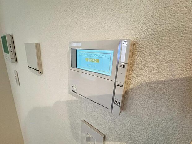 【オートバス】離れた場所からでも浴槽の操作が可能な追い焚き機能付きです。セミオート式になりますので操作も楽々。