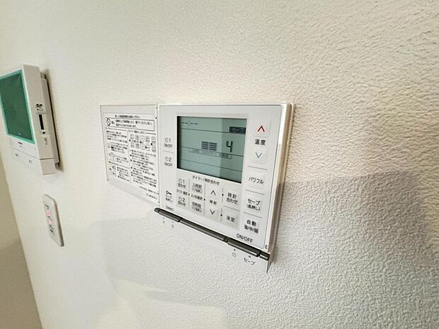 【床暖房】足元からじんわり暖まり、空気や肌が乾燥しにくく、また塵や埃も舞い上がりません。コードがなく室内はスッキリするので小さなお子様やペットがいるご家庭にも最適です。