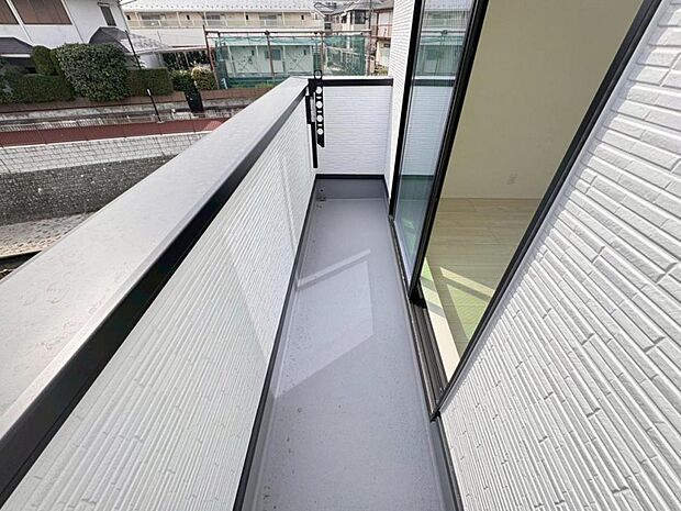 【バルコニー】陽当りの良いバルコニーはお洗濯物が効率よく乾きます。季節の光と風を感じられるとっておきの空間です。