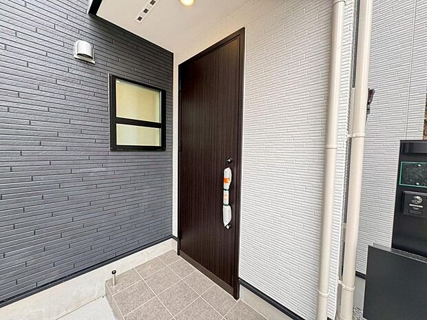 【玄関】お家の第一の顔とも言える「玄関」。清潔感のあるシンプルな空間で大切なお客様をお迎えします。