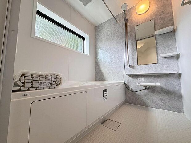 【バスルーム】一日の疲れを癒すバスルームです。いつでも温かいお湯に浸かっていただけるよう、追炊き機能がございます。また、雨の日や花粉の時期のお洗濯に最適な浴室換気乾燥機能もございます♪