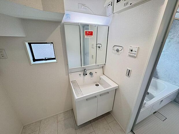 【洗面化粧台】実用性と機能美を兼ね備えた先進の洗面化粧台になります。耐水性や撥水性にも優れた仕様、3面鏡と一体となったキャビネットは収納力もUPします。