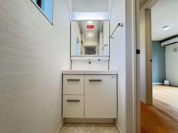 【洗面化粧台】実用性と機能美を兼ね備えた先進の洗面化粧台になります。耐水性や撥水性にも優れた仕様、3面鏡と一体となったキャビネットは収納力もUPします。