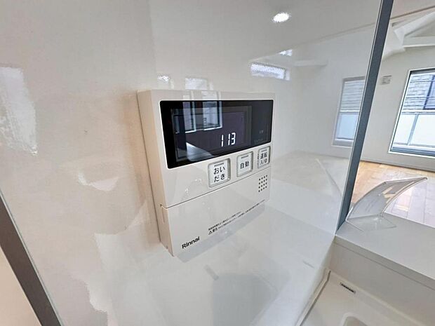 【オートバス】離れた場所からでも浴槽の操作が可能な追い焚き機能付きです。セミオート式になりますので操作も楽々。