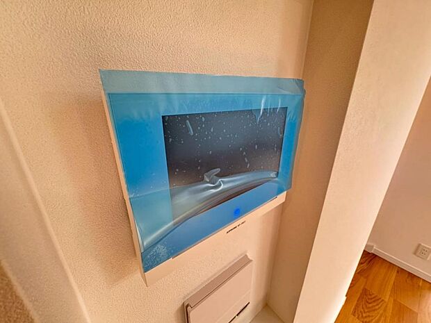 【モニター付きインターホン】ドアを開ける前に訪問者の顔を確認できます。不審者や無用なセールスだった場合に玄関を開ける必要がなく、防犯性を向上してくれます。