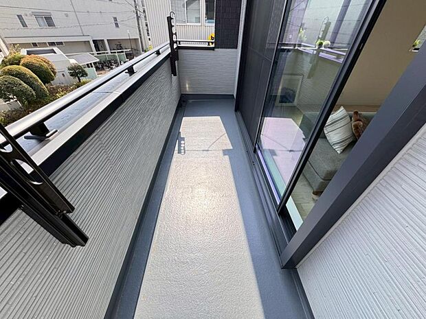 【バルコニー】陽当りの良いバルコニーはお洗濯物が効率よく乾きます。季節の光と風を感じられるとっておきの空間です。