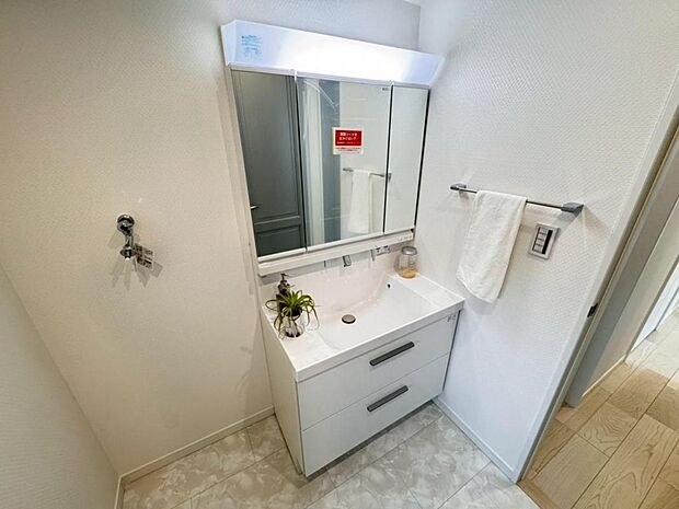 【洗面化粧台】実用性と機能美を兼ね備えた先進の洗面化粧台になります。耐水性や撥水性にも優れた仕様、3面鏡と一体となったキャビネットは収納力もUPします。