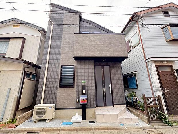 【外観】木造２階建て設計、２ＬＤＫ。前面道路は東側に面しており、日中は採光が室内を明るく演出します。