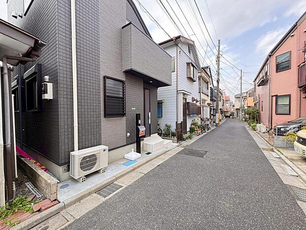 【前面道路】歩道もしっかり整備されておりますので、小さなお子様がいらっしゃるファミリー層にも安心です。