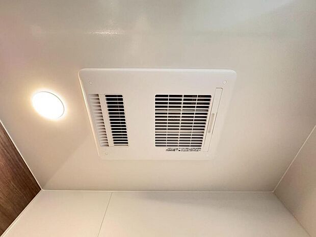 【浴室換気乾燥機】「浴室換気乾燥機」は梅雨の季節や春先の花粉の季節、最近ではPM2.5や黄砂の飛来対策としても外干しせずに室内で乾燥できるため、とても便利です。