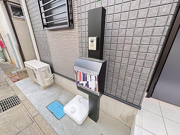 【ポスト】表札が付けられるインターホン付きの機能的な門柱ポストです。無駄のないシンプルなデザインなので、あらゆるお家に馴染みやすいのが魅力です。