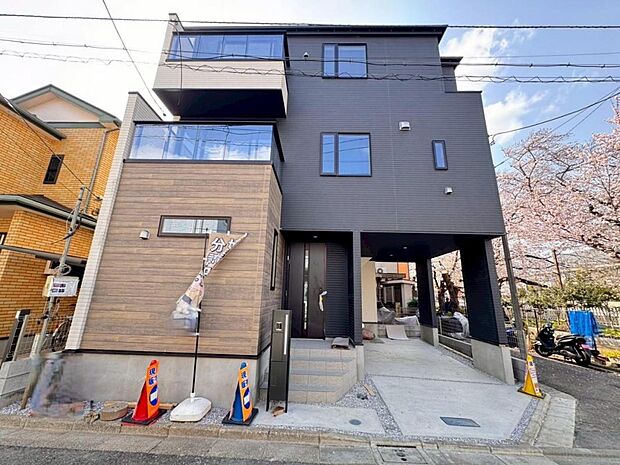 【外観】木造３階建て設計、４ＬＤＫ＋カースペース。暮らしを豊かにサポートする仕様設備や広々としたキッチンなど魅力が詰まったお住まいです。