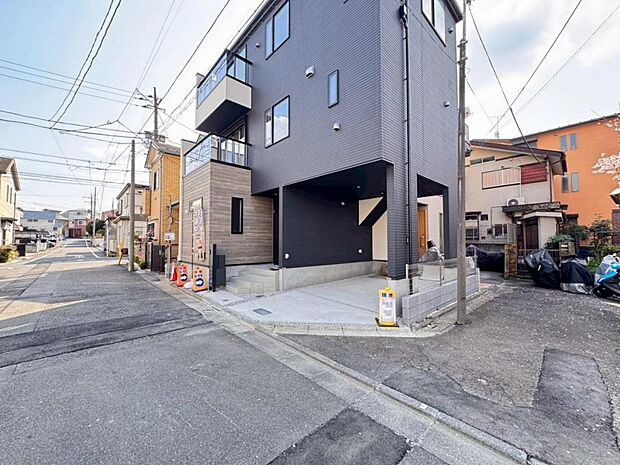 【前面道路】北東角地の明るく開放的な立地で陽当りにも恵まれております。歩道もしっかり整備されておりますので、小さなお子様がいらっしゃるファミリー層にも安心です。