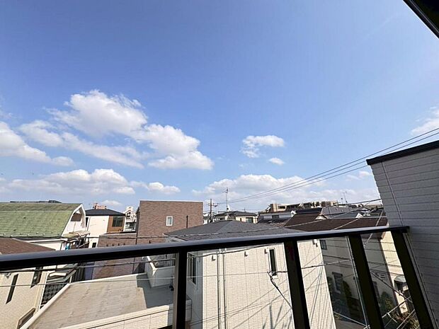 【眺望】陽当たり・通風・開放感・眺望に恵まれた環境です。周辺は高い建物がなく青い空が遠くまで広がります。