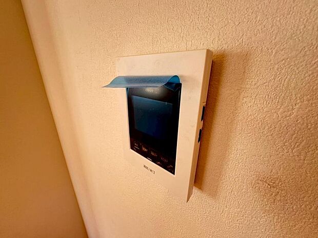 【モニター付インターホン】「モニター付インターホン」はドアを開ける前に訪問者の顔を確認できます。不審者や無用なセールスだった場合に玄関を開ける必要がなく、防犯性を向上してくれます。