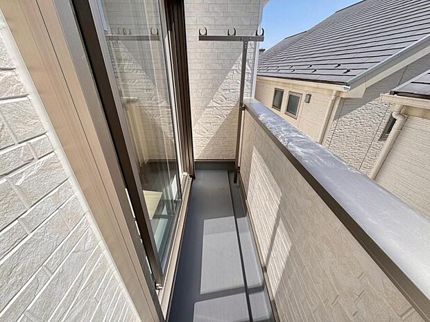 【バルコニー】陽当りの良いバルコニーはお洗濯物が効率よく乾きます。季節の光と風を感じられるとっておきの空間です。