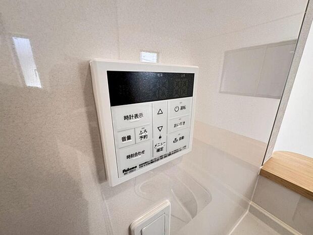 【オートバス】離れた場所からでも浴槽の操作が可能な追い焚き機能付きです。セミオート式になりますので操作も楽々。
