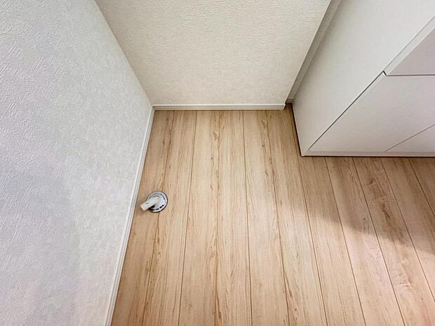 【ランドリースペース】縦型・ドラム式にも対応したランドリースペース。窓を設置し換気もスムーズに行えます。