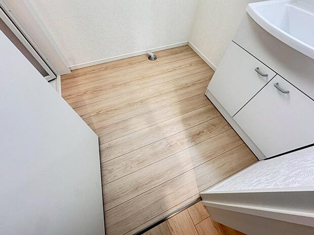 【脱衣場】コンパクトな広さながら、シンプルなデザインが印象的な脱衣場です。洗濯機、洗面台と日常的に使用するので使い勝手の良い空間に仕上げました。